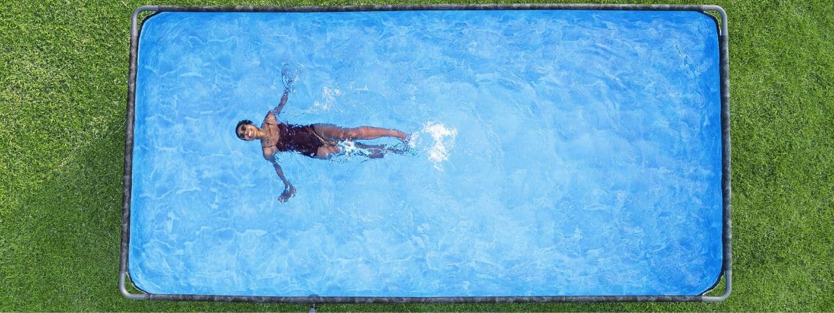 Piscina tubular retangular instalada em um jardim