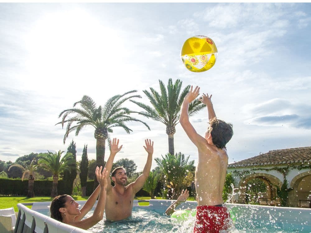 Crianças jogando com bola na piscina